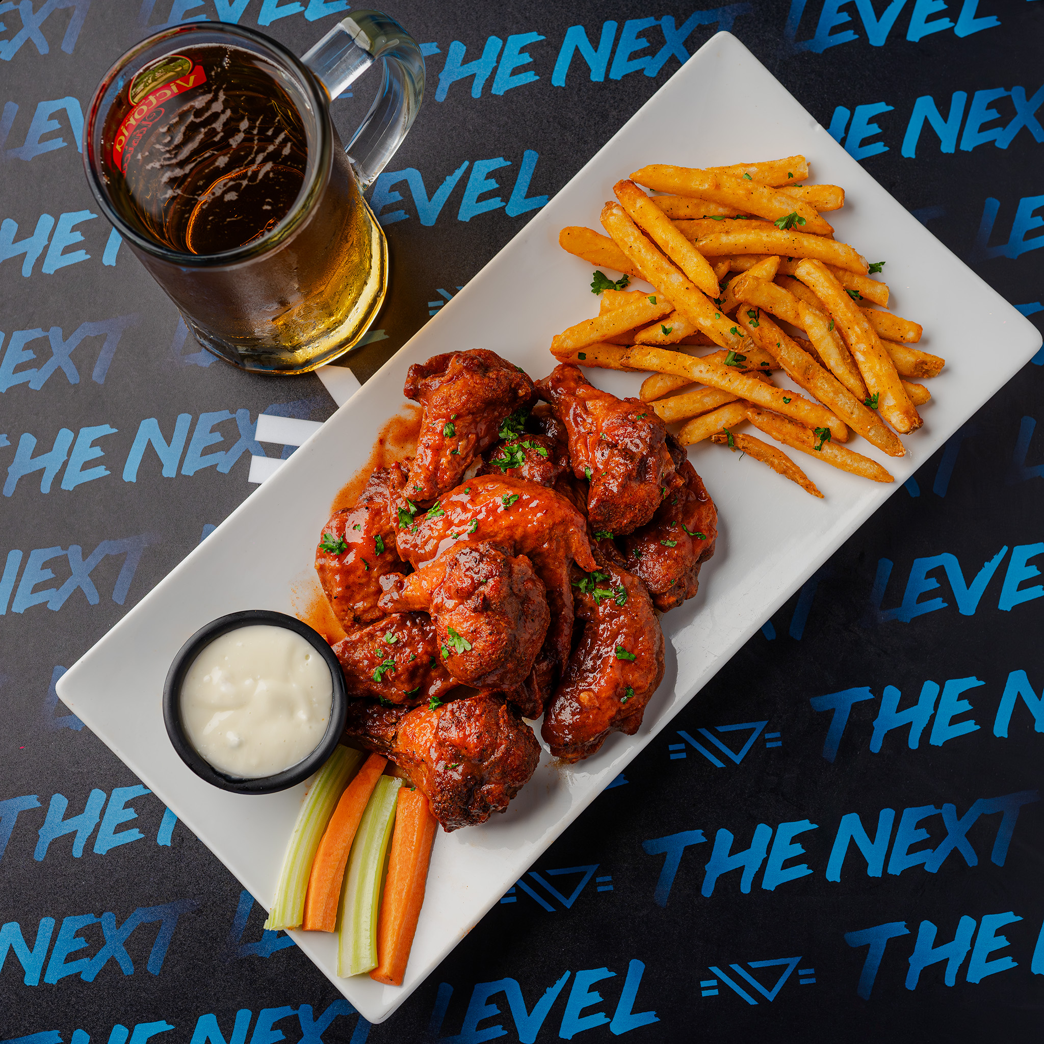 6 alitas Woods con salsa